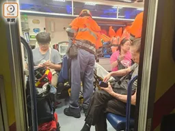 觀塘道私家車拋錨阻路釀車禍　紅Van撞旅巴7人輕傷