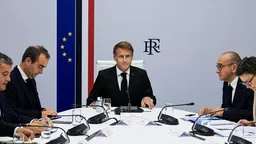 Срочная новость.
    Макрон: «Те, кто пытался свергнуть Республику, ответят за это»