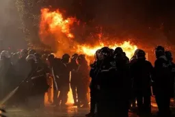В столице Албании в ходе студенческих протестов пострадал 51 полицейский, около 70 человек задержаны