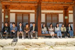 十二男十二女走进一座佛寺，僧人能帮他们找到爱情吗？