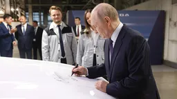 Как Владимиру Путину показывали новую «Волгу»