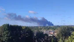 Дроны атаковали Рязанский НПЗ. В Ростове четыре человека пострадали после попаданий БПЛА в жилые дома