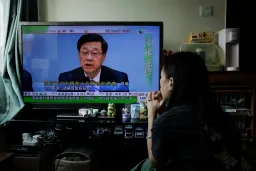 宏福苑大火報告公開，港府記者會重點：李家超率官鞠躬道歉、只一局長下台、圍標刑事化｜Whatsnew