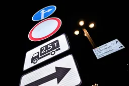В центре Москвы появились новые знаки с внутренней подсветкой