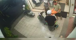 最美的風景是人！暖心老闆送雨衣給避雨情侶