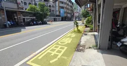 獨家／奇葩公車格！ 站牌立停靠格內 司機：怎麼停