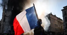 В ходе подавления протестов во Франции задержаны 1200 человек. Сгорела мэрия Лиможа