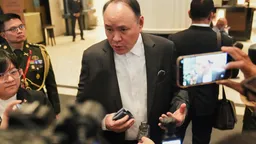 被北京指“哗众取宠” 菲防长：我不是演员，不懂表演 菲海警称中方向其飞机发射照明弹