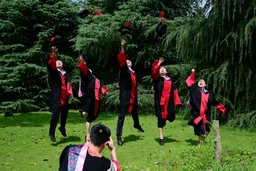 高校延长硕博学制，背后有几重考量？｜教育观察