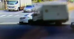 2男載10月大女嬰違規左轉 遭大貨車攔腰猛撞