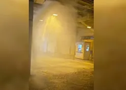 油美苑停車場疑遭貨車撞爆天花水管　全屋苑7幢大廈斷食水