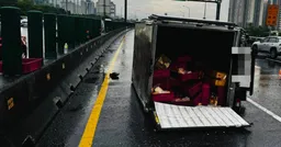 新北豪雨路滑釀禍！小貨車擦撞砂石車 撞分隔島翻覆