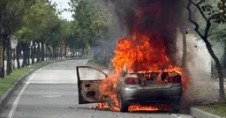台中火燒車「燒成一團火球」！駕駛座驚見1焦屍、身分難辨