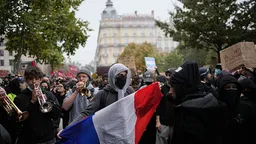 Видео.
            
          Протестующие штурмуют мэрию Марселя и сталкиваются с полицией