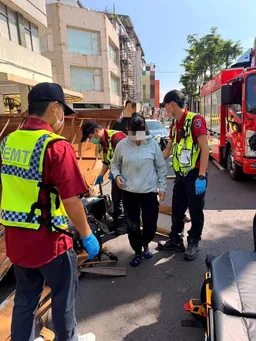 店面招牌突然掉落 砸中機車女騎士整個人被活埋