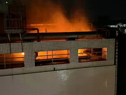 影／頂樓機房陷火海 世界先進三廠深夜火光照亮廠區...原因待查