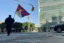 中國《民族團結法》生效翌日，流亡藏人在聯合國總部外自焚身亡｜Whatsnew