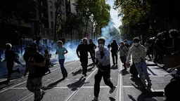 Протесты лицеистов во Франции: почему мирные акции перерастают в насилие?