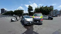 影／高雄救護車路口遭撞釀3傷 送醫傷病患及家屬都受傷