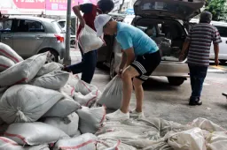 台风巴威来袭：近30年暴风半径最大，台湾10县市停班停课
