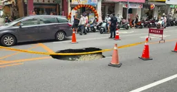 高雄瑞隆路突現「2公尺天坑」！坑內灌滿水 警方急封鎖