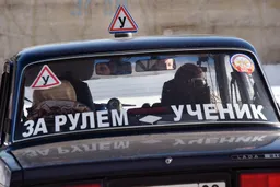 Школьникам могут получить водительские права вместе с аттестатом
