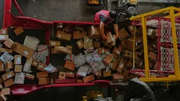 В ЕС почти в два раза сократилось количество дешёвых посылок из Китая после введения новой пошлины