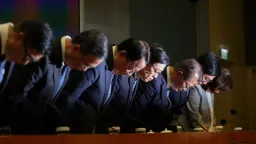 香港宏福苑大火报告公开：特首率官员鞠躬道歉，房屋局长请辞