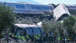 西班牙高铁再酿惨剧  追尾脱轨至少64人遇难