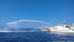 美商用无人艇拍到中国军舰在菲海域活动